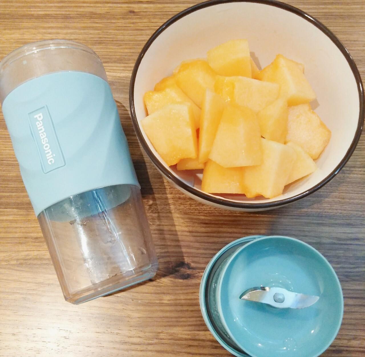 展示哈密瓜块放入榨汁机中榨汁的过程 哈密瓜榨汁过程展示