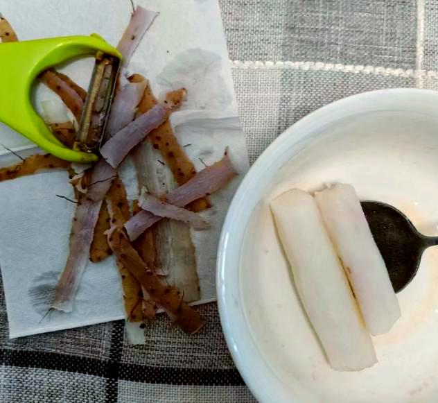 山药去皮与蒸制过程