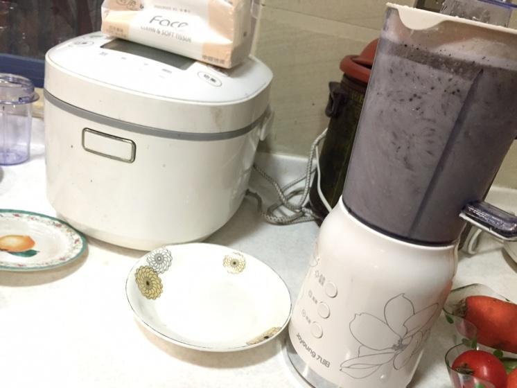 破壁机正在制作黑豆豆浆的过程