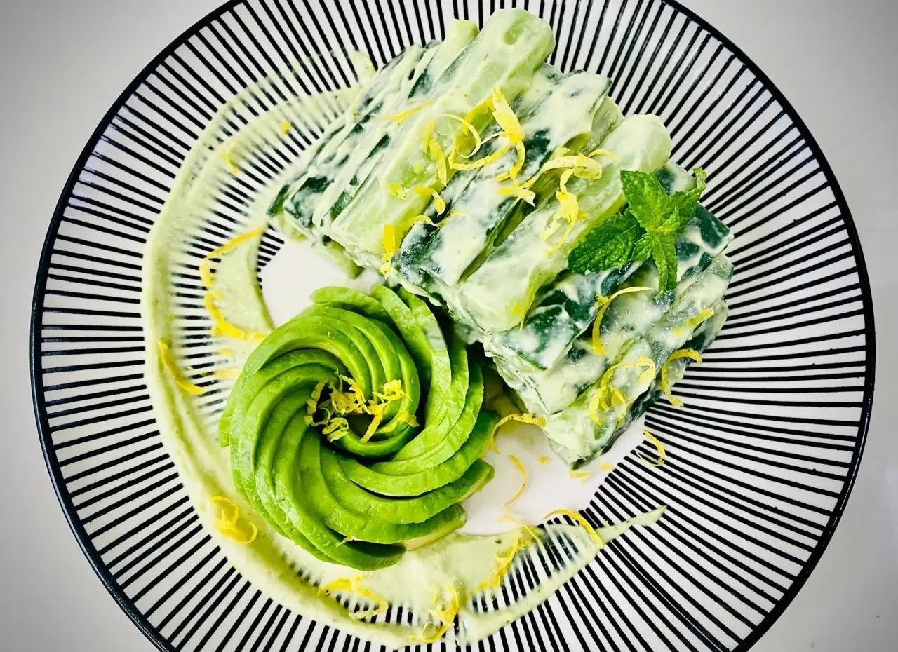 一盘由小黄瓜制成的沙拉与柠檬水搭配的健康饮食图示 小黄瓜沙拉与柠檬水搭配的健康餐