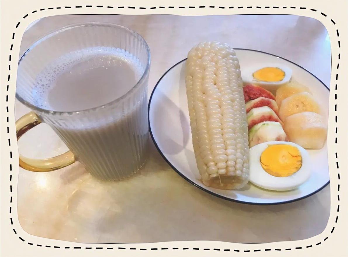 水果玉米作为早餐搭配的健康餐盘
