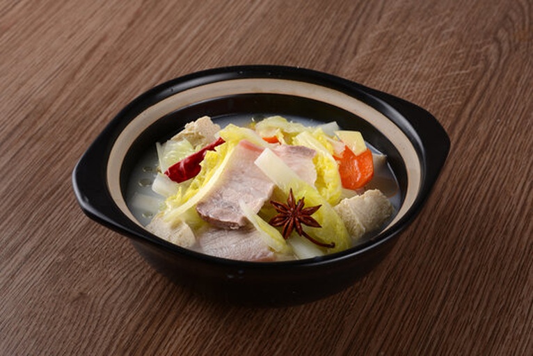 五花肉炖白菜出锅特写