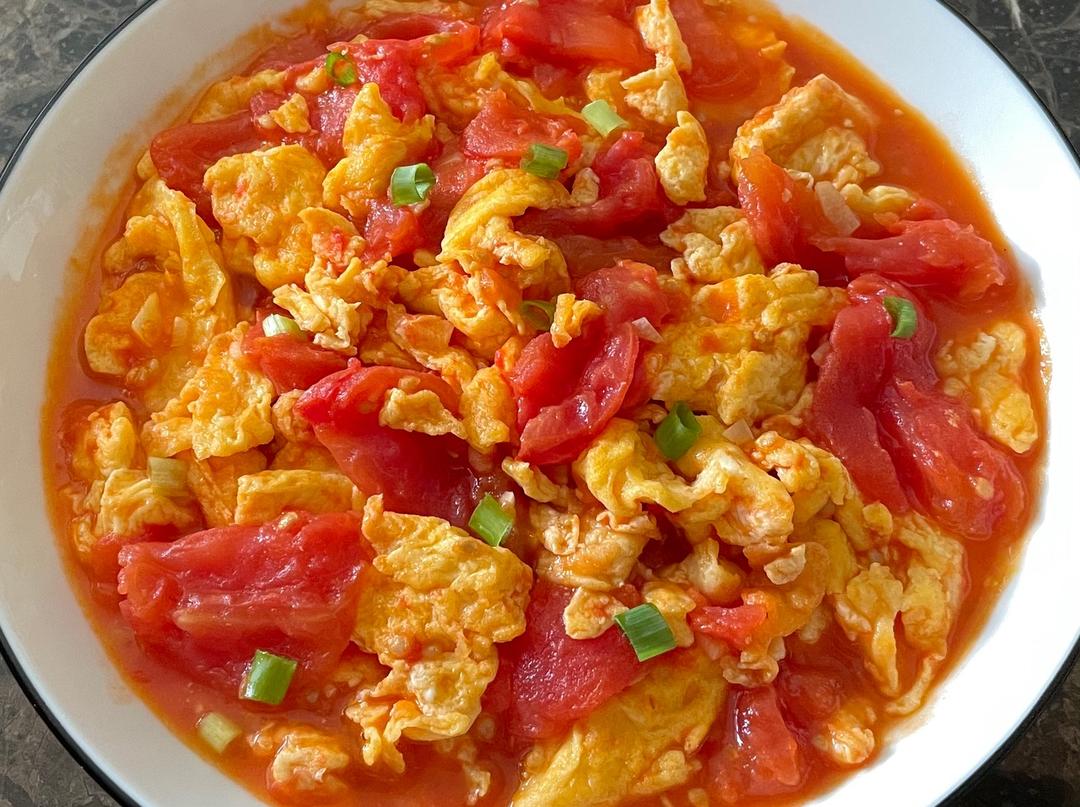 色泽鲜红的西红柿炒鸡蛋,鸡蛋金黄松软,西红柿汁浓味美 西红柿炒鸡蛋成品图