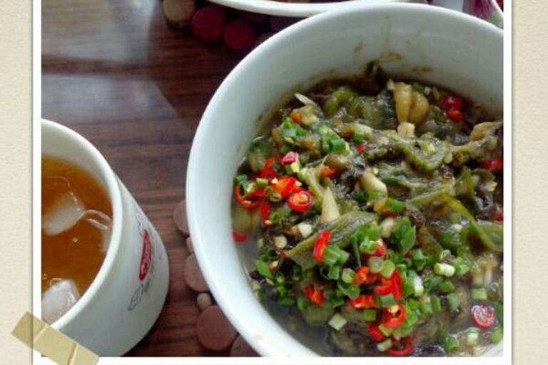 平视构图:主菜线椒炒鸡蛋居中(青黄分明、油润不腻),左侧配蒸紫薯段与核桃碎,右侧配小杯柚子茶,下方标注‘儿童版/减脂版/胃弱版’图标指引,整体色调清新自然,突出健康家常感 线椒炒鸡蛋装盘与营养搭配示意图