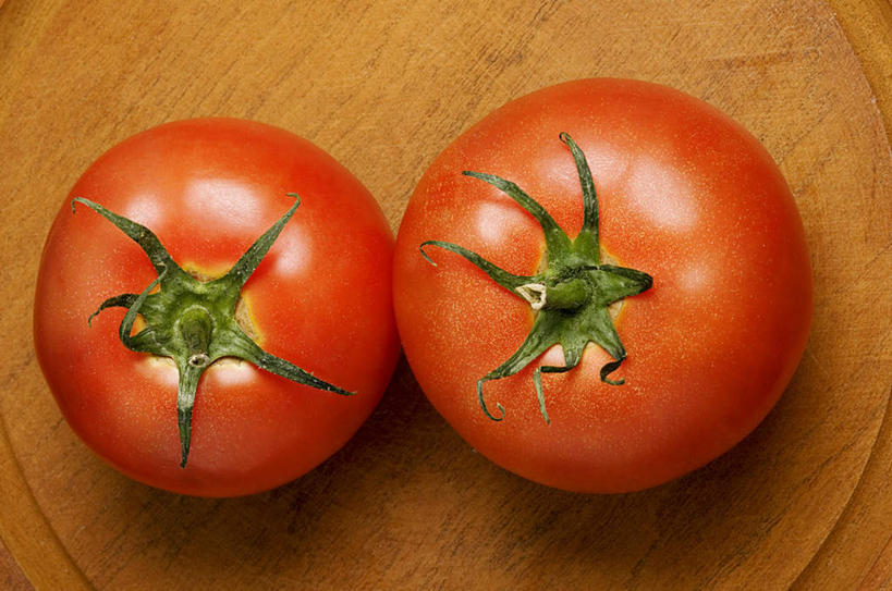 厨房中摆放多个新鲜西红柿的俯拍图