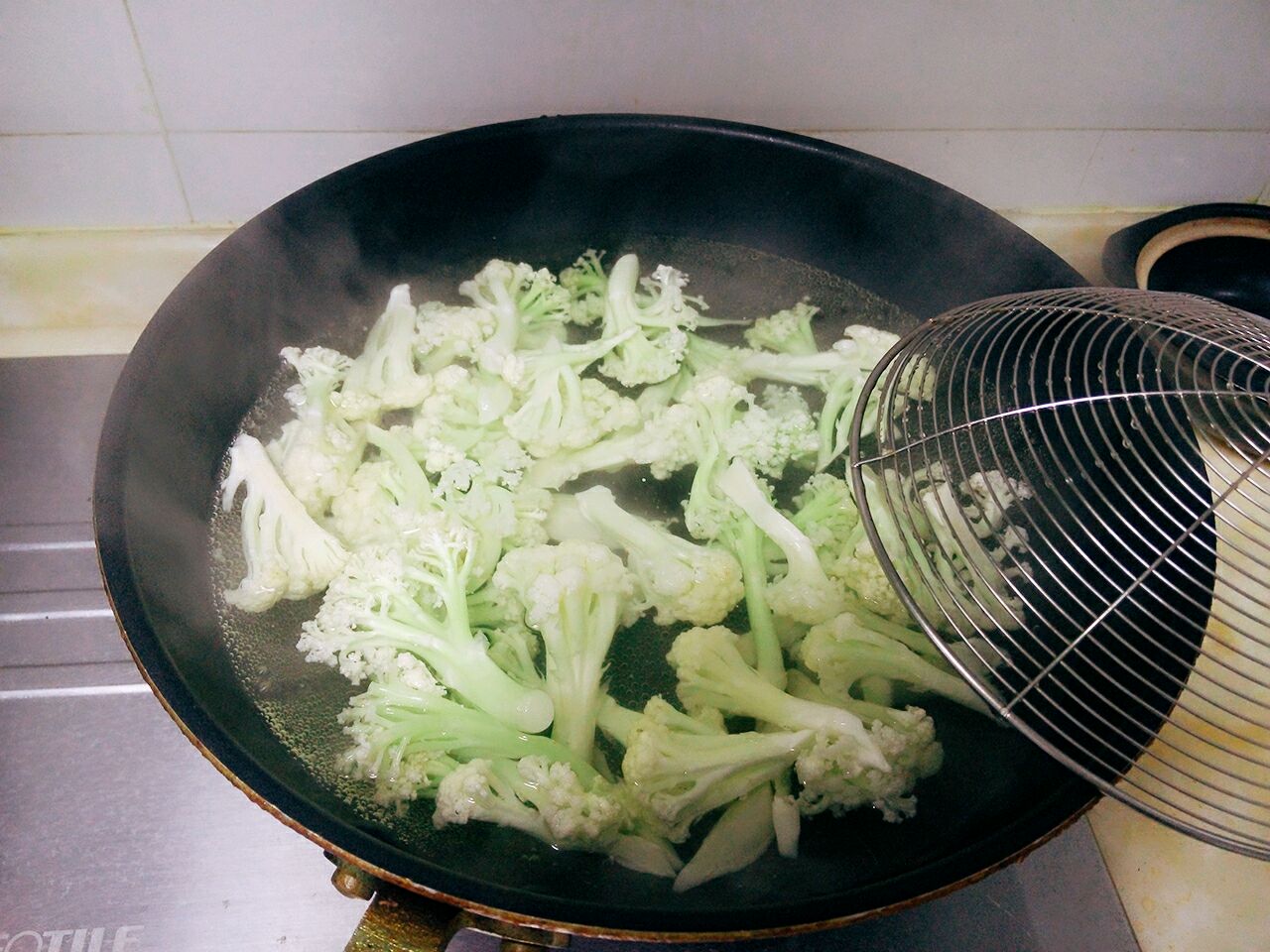 西兰花在沸水中焯烫的过程