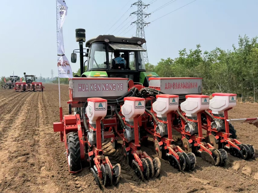 春季胡萝卜机械化播种现场