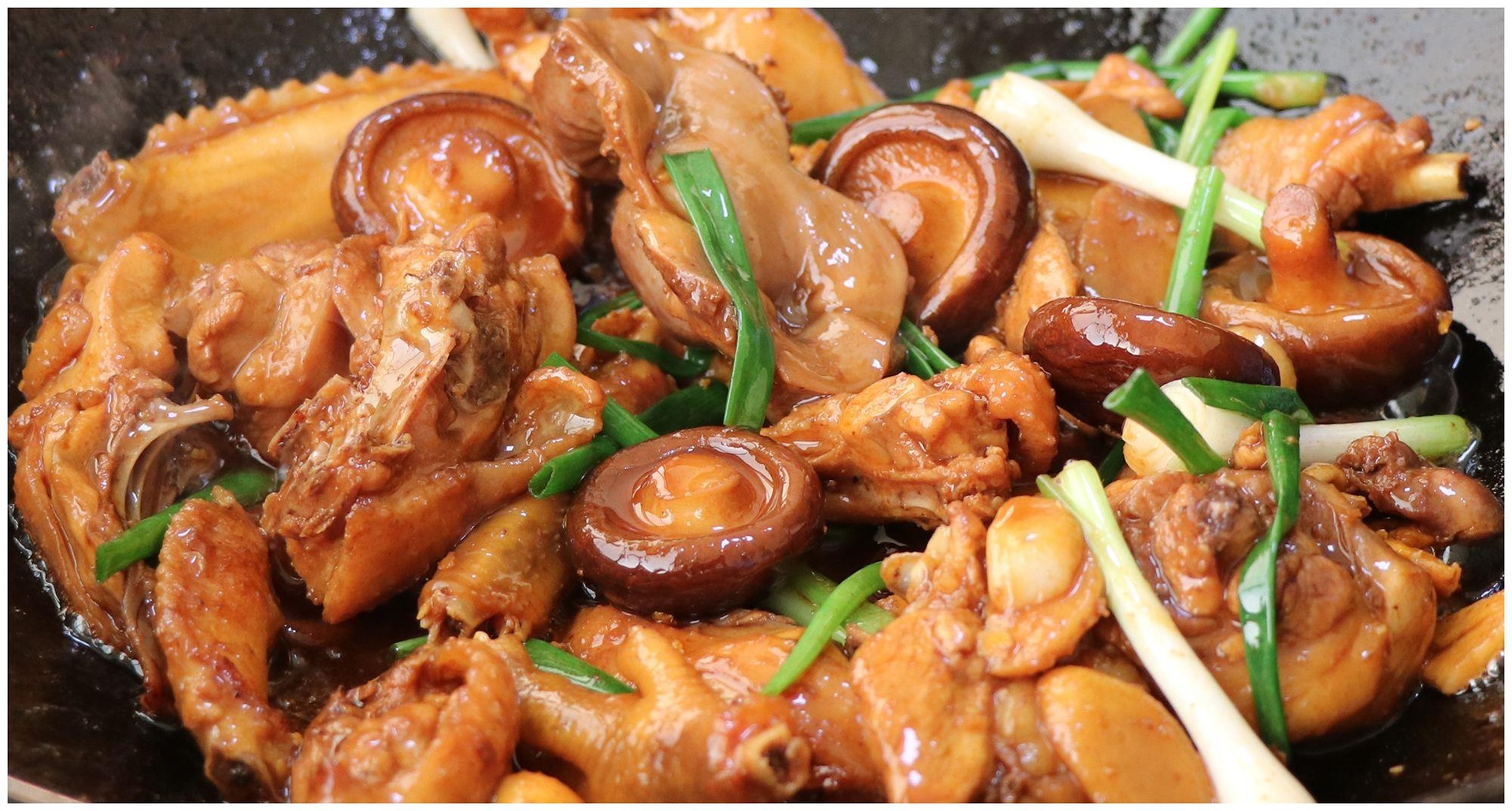 一盘色香味俱全的香菇炖鸡菜肴