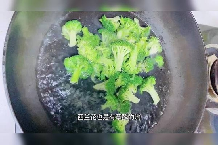 西兰花焯水过程特写