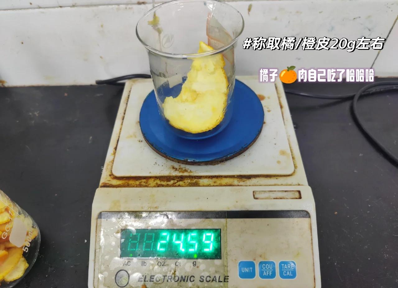 橙子堆叠在电子秤上,显示重量为4.3千克,用于展示如何实际称重橙子 橙子堆叠在秤上