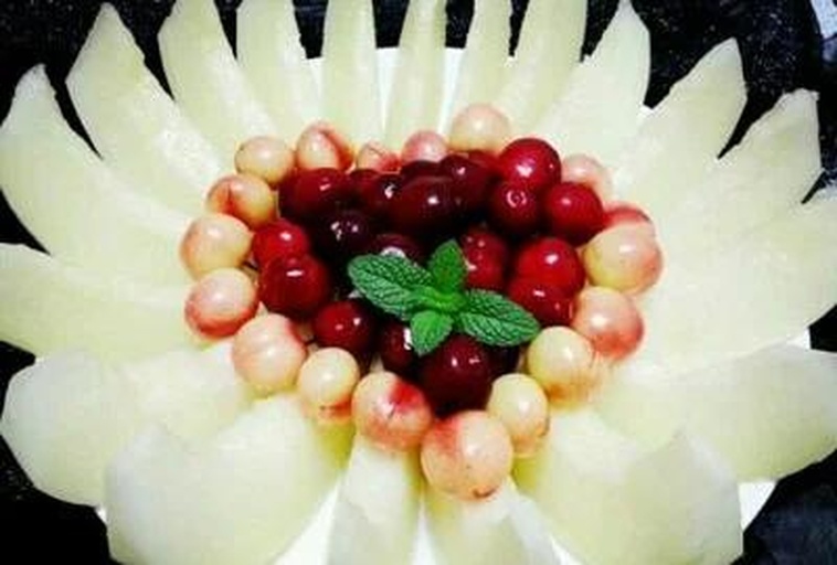 哈密瓜与柠檬、薄荷搭配的果盘示意图