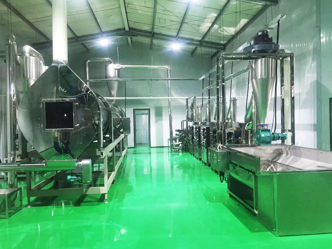 工厂内工人正在清洗和分拣竹笋