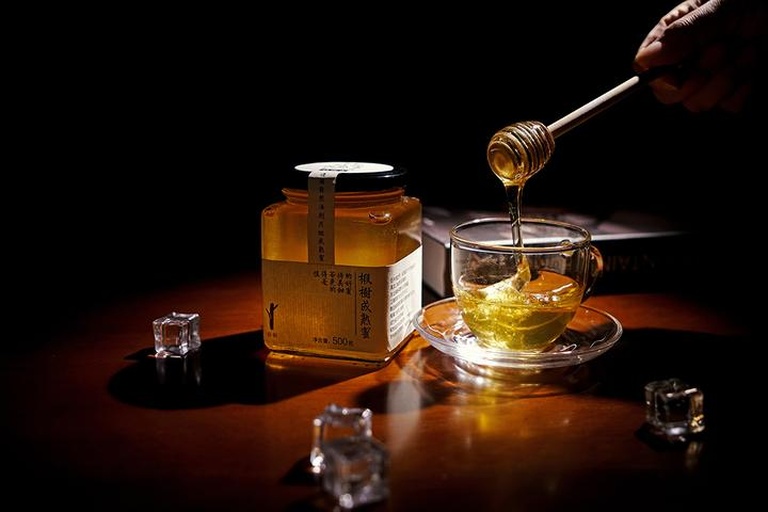 蜂蜜与温水冲泡场景图