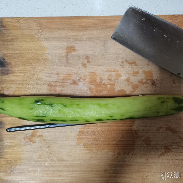 凤梨与黄瓜切片整齐摆放在案板上,背景为夏日风格厨房 凤梨与黄瓜切片摆盘图