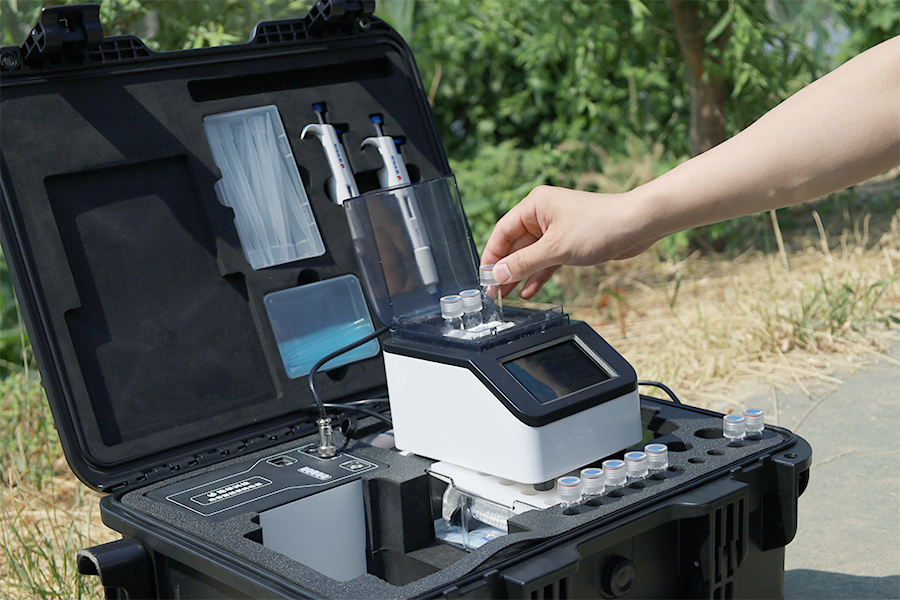 科研人员在实验室提取野西瓜活性成分