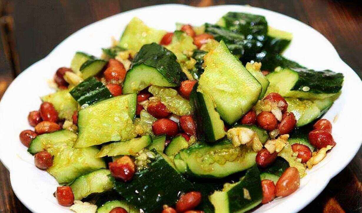 一盘传统中式凉菜：拍黄瓜与油炸花生混合装盘