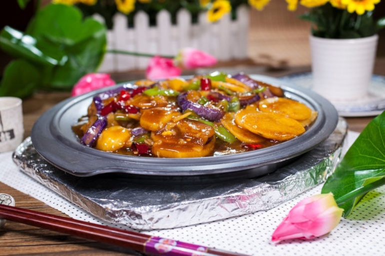 家庭厨房中正在烹饪的鱼香茄子煲