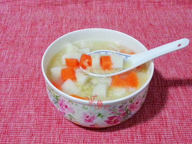 白色瓷碗中盛放着金黄色的胡萝卜米糊,表面光滑无颗粒;旁边小碟内为嫩滑的胡萝卜鸡蛋羹,呈淡橙色,配有小勺。背景为家庭厨房环境,光线柔和,突出食物的温暖质感与安全性 术后胡萝卜营养餐成品图