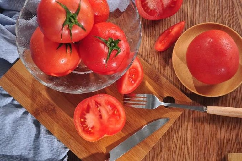 家庭厨房中千禧茄的多种食用方式展示