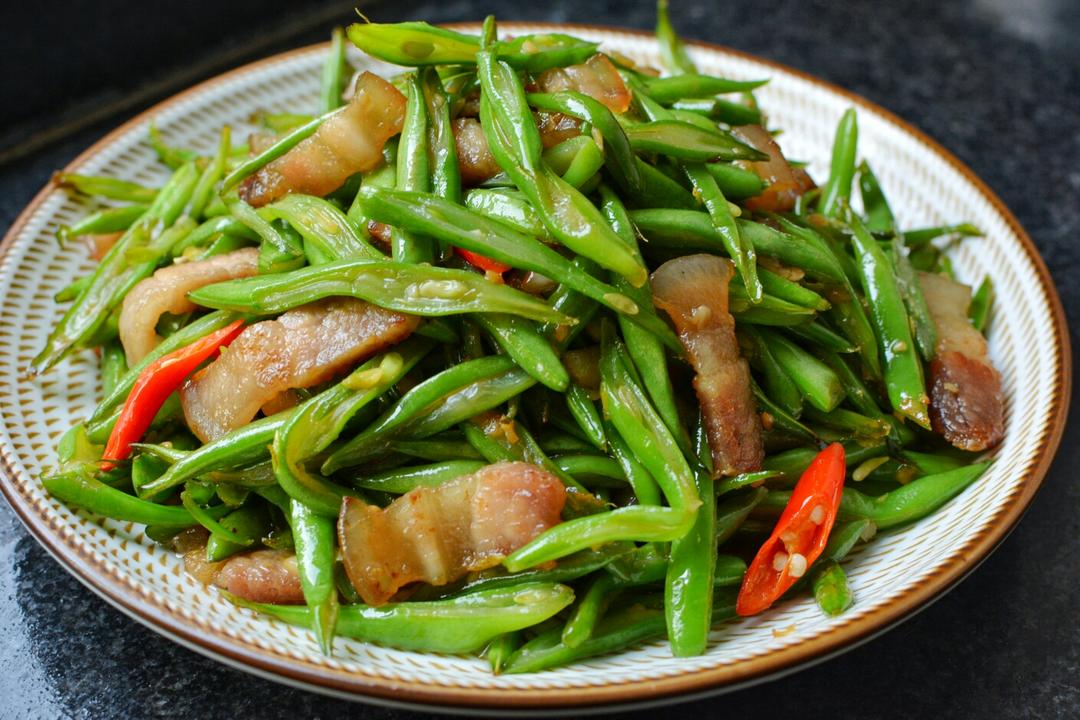 五花肉炒白不老翻炒过程