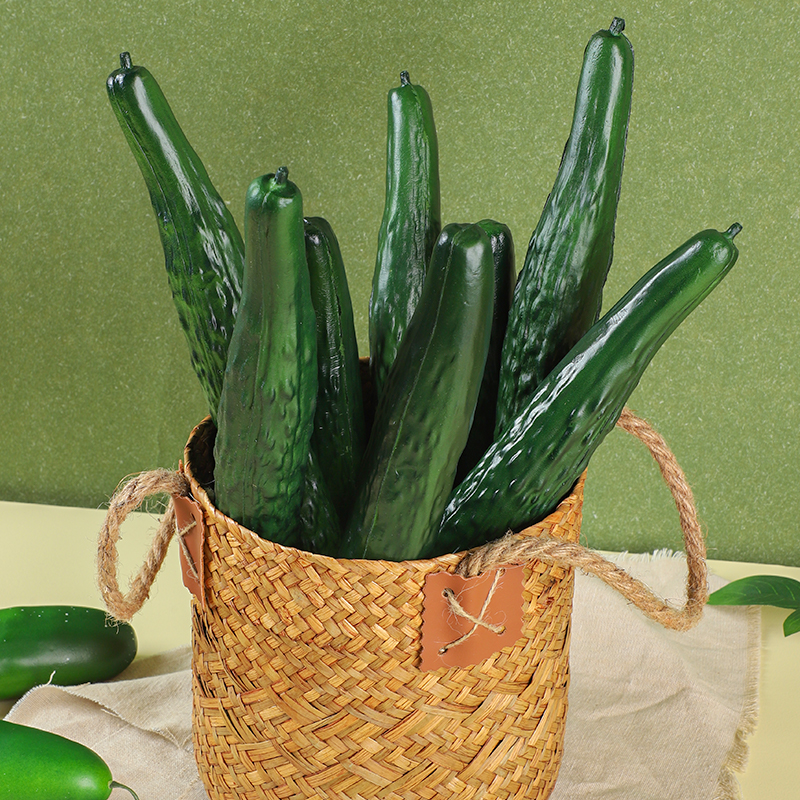 一篮子表皮略黄、质地坚实的老黄瓜整齐地摆放在木质桌面上,背景为农家厨房的阴凉角落,光线柔和,体现自然通风的储存环境 老黄瓜存放在竹篮中置于阴凉通风处