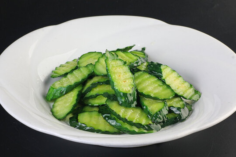 一盘甘美西瓜与黄瓜的凉拌菜,色彩清新,搭配白芝麻点缀 甘美西瓜凉拌黄瓜成品图