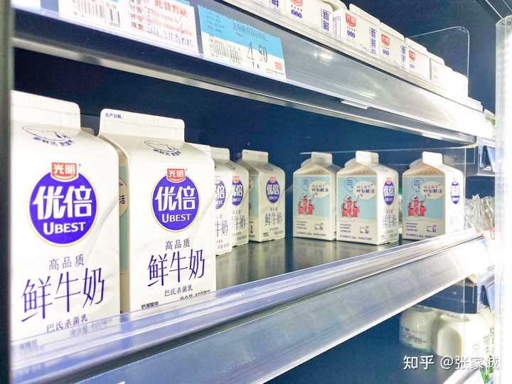 高清场景图:巴氏杀菌全脂牛奶产品实物,强调从牧场到瓶装的农产品属性;冷凝水与柔光凸显新鲜度与品质感 玻璃瓶装巴氏杀菌鲜牛奶特写:冷凝水珠附着瓶身,倒出的牛奶呈均匀乳白色,液面泛柔光,背景为现代化奶牛养殖场洁净挤奶厅