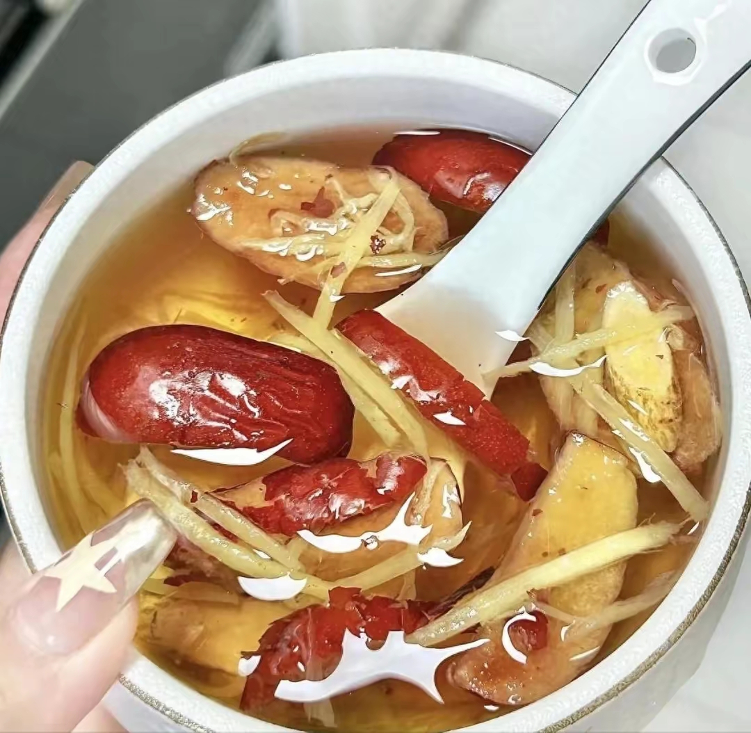 现代厨房中使用大黄姜烹饪的场景