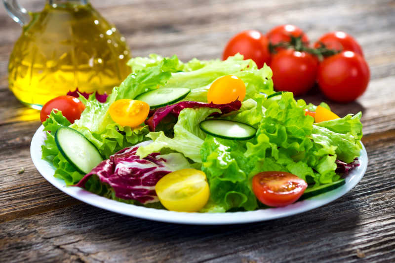 散叶生菜与其他蔬菜组成的健康沙拉拼盘