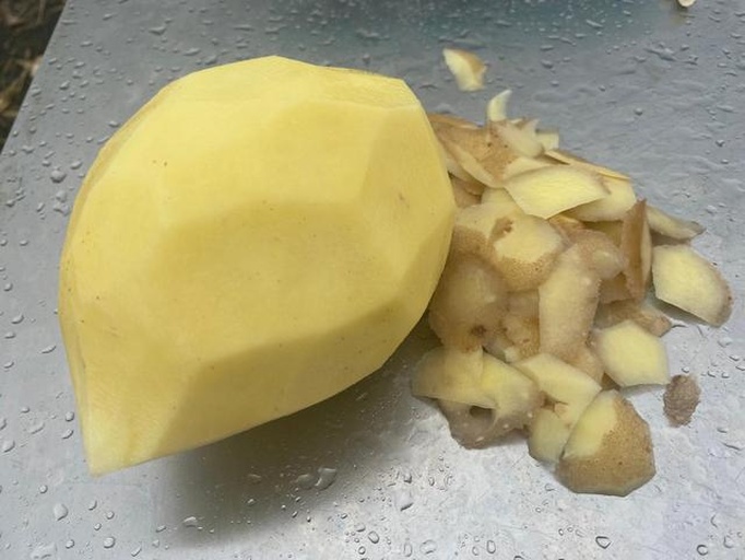 家庭厨房中检查土豆的场景