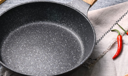 干辣椒在炒锅中小火焙炒的过程