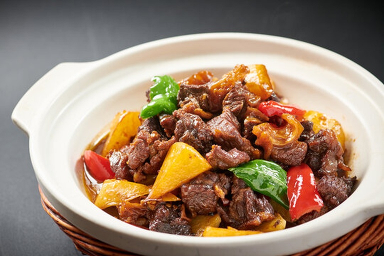 炖煮牛肉与土豆的过程