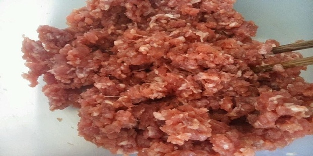 搅拌中的豆角肉馅,呈现出粘稠有弹性的状态 豆角肉馅搅拌过程
