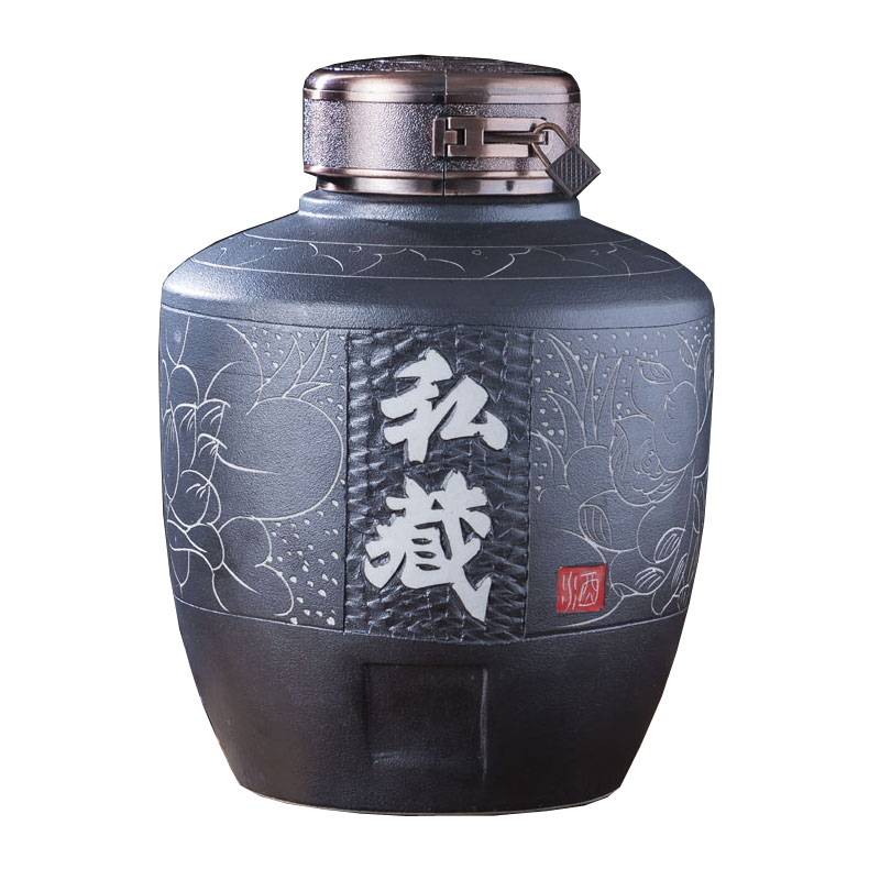 展示一瓶装瓶后的黄金玉竹酒,瓶身设计具有中国风元素,背景为竹林或竹酒作坊 黄金玉竹酒的成品展示