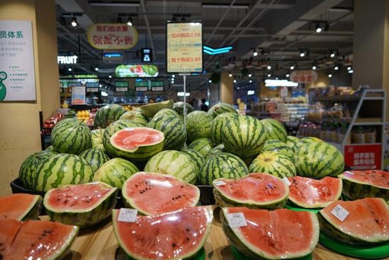 美都西瓜在超市水果区销售场景