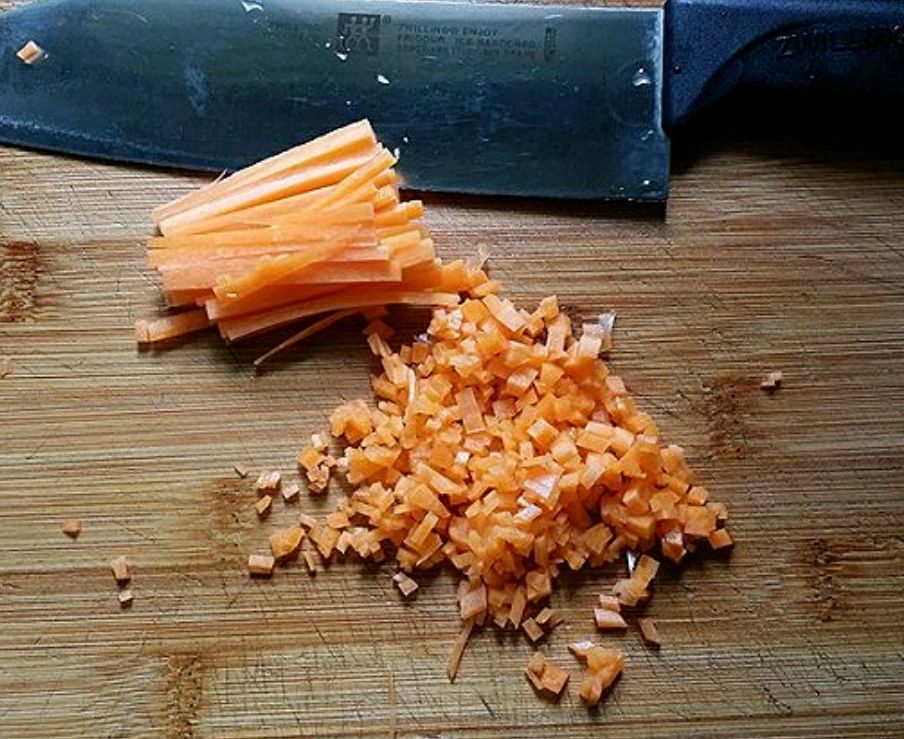 图中展示胡萝卜切片、切丝、榨汁等多种烹饪准备状态 胡萝卜烹饪场景图