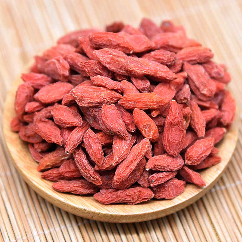 展示金丝皇菊、山楂干和枸杞的原材料,摆放在木质托盘上 金丝皇菊山楂枸杞泡茶食材展示