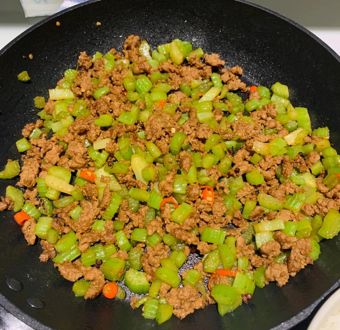 番茄炒香芹成品图