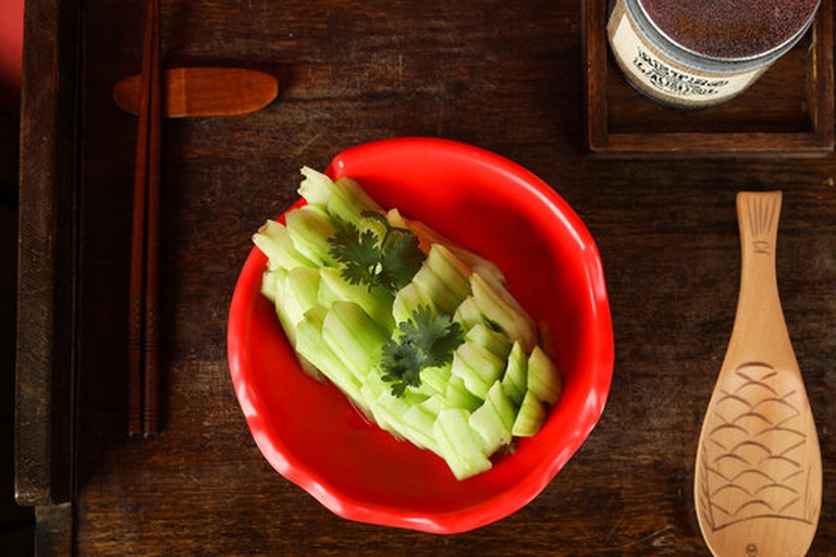 一盘由切片青瓜和西红柿组成的田园风凉拌菜