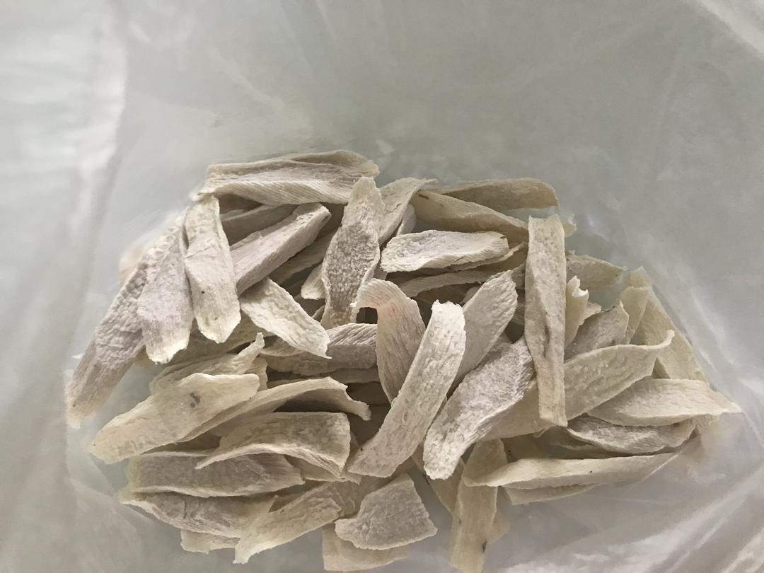 一张整洁的展示台,陈列多种山芋衍生产品:透明包装的冷冻芋头块、真空袋装即食芋泥、玻璃罐装芋头果脯、纸盒包装的芋香饼干和代餐粉,旁边配有二维码标签和品牌LOGO,背景为现代化食品加工厂环境 山芋深加工产品展示