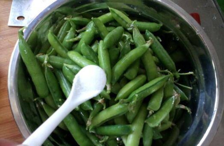 青豌豆调味与裹粉过程