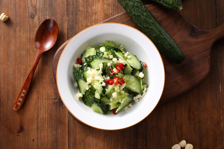 家庭厨房中黄瓜凉拌制作场景