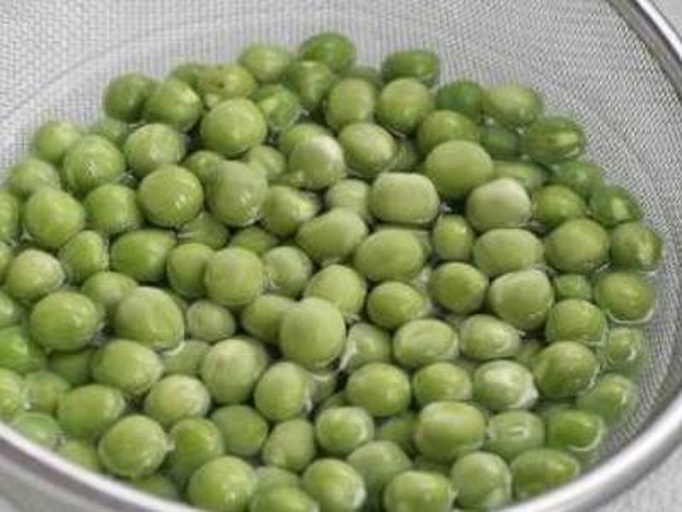 沥干焯好四季豆的过程