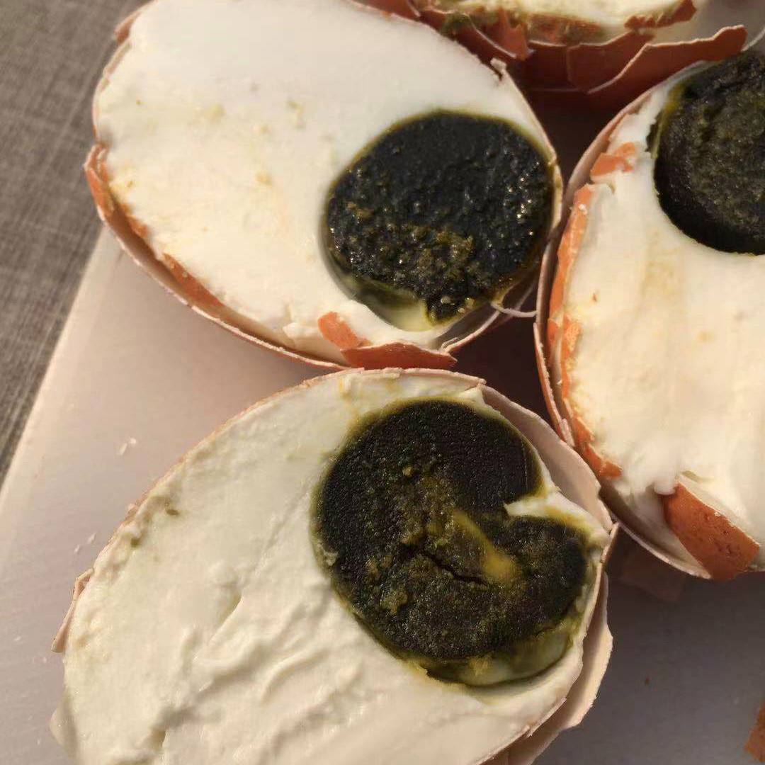 皮蛋与松花菜食材摆盘图