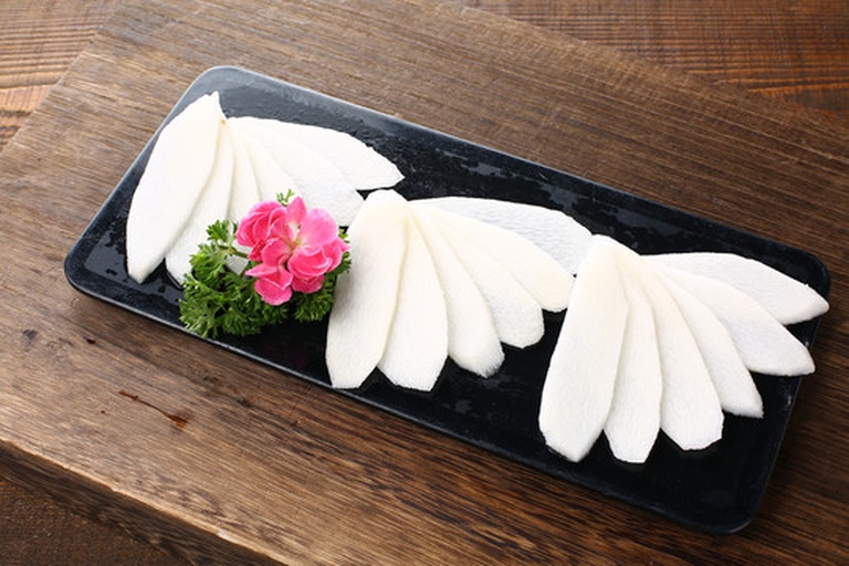 多种莲藕菜肴摆盘,包括糖醋藕盒、莲藕排骨汤和凉拌藕片 莲藕美食合集