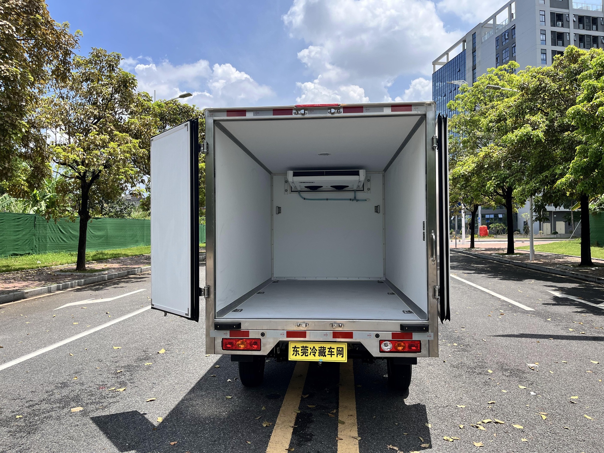 白条羊冷链配送实景图：蓝色保温厢货车停靠社区门店，工作人员正卸下印有“白条羊·全程冷链·48h达”标识的白色泡沫箱，箱体密封完好，箱盖处贴有温控电子标签（显示实时温度2℃）