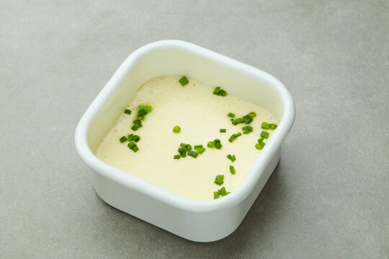 厨房中小葱的储存与使用场景