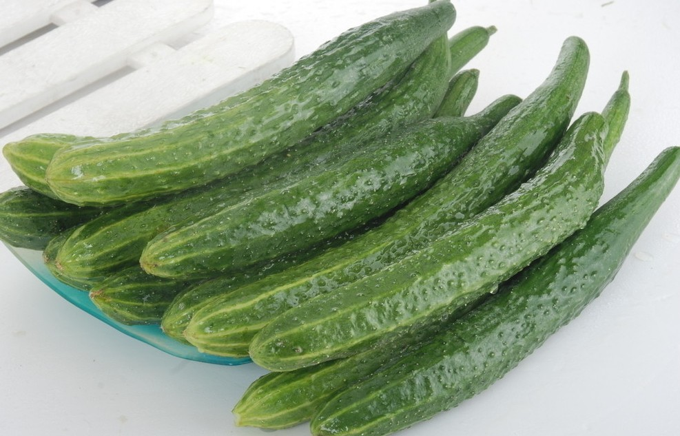 玻璃罐中腌制中的翠绿小黄瓜