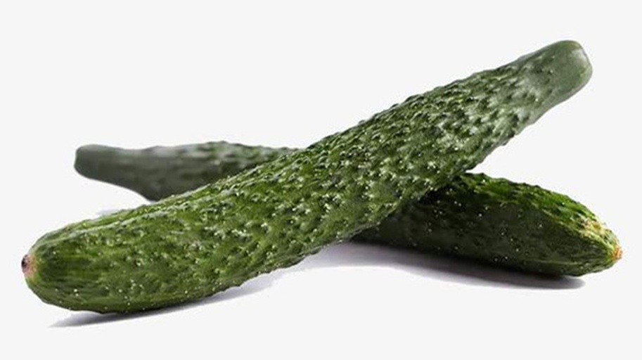 一根新鲜的翠绿色黄瓜,表面带有明显的小刺和纵向条纹,背景为浅色厨房台面,光线柔和,突出其水润质感 黄瓜特写