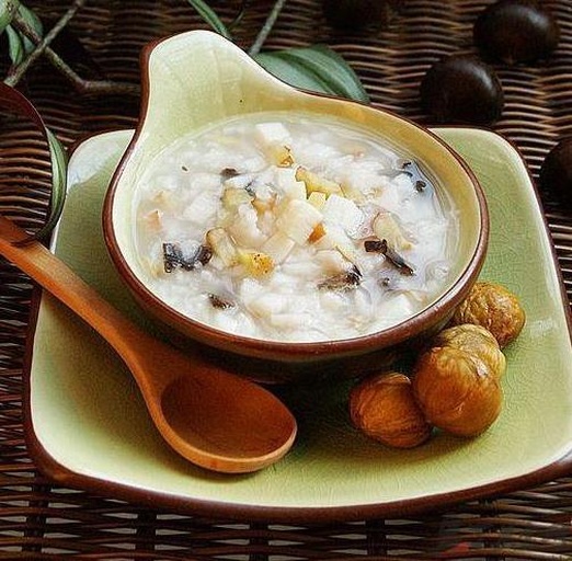 一碗盛好的热腾腾栗子稀饭特写